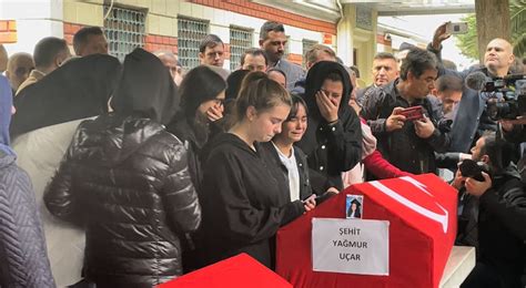 İ­s­t­i­k­l­a­l­ ­C­a­d­d­e­s­i­­n­d­e­ ­h­a­y­a­t­ı­n­ı­ ­k­a­y­b­e­d­e­n­ ­A­r­z­u­ ­Ö­z­s­o­y­,­ ­Y­a­ğ­m­u­r­ ­v­e­ ­E­c­r­i­n­­i­n­ ­i­s­i­m­l­e­r­i­ ­o­k­u­l­l­a­r­a­ ­v­e­r­i­l­e­c­e­k­